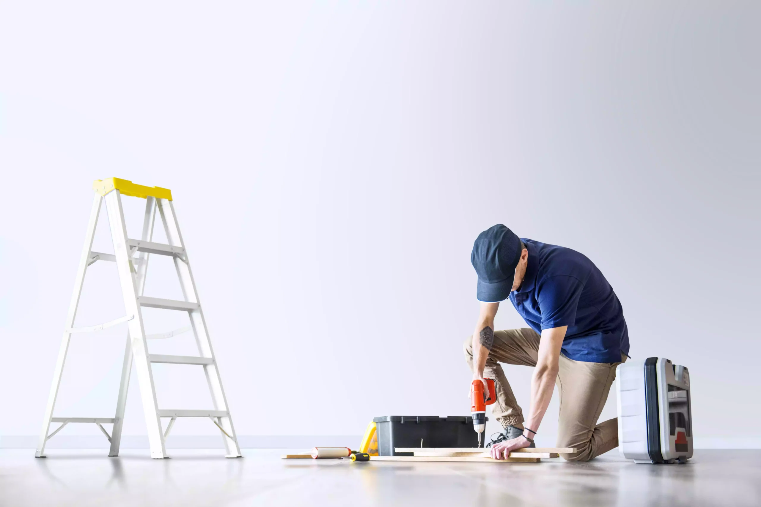 Escolher Empresas de Remodelação de Confiança homem-reformando-sua-casa-com-espaco-de-design